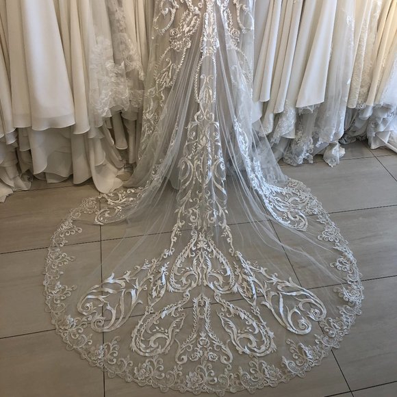 Ivory lace, fitted, triple off-the-shoulder strap - Picture 6 of 8